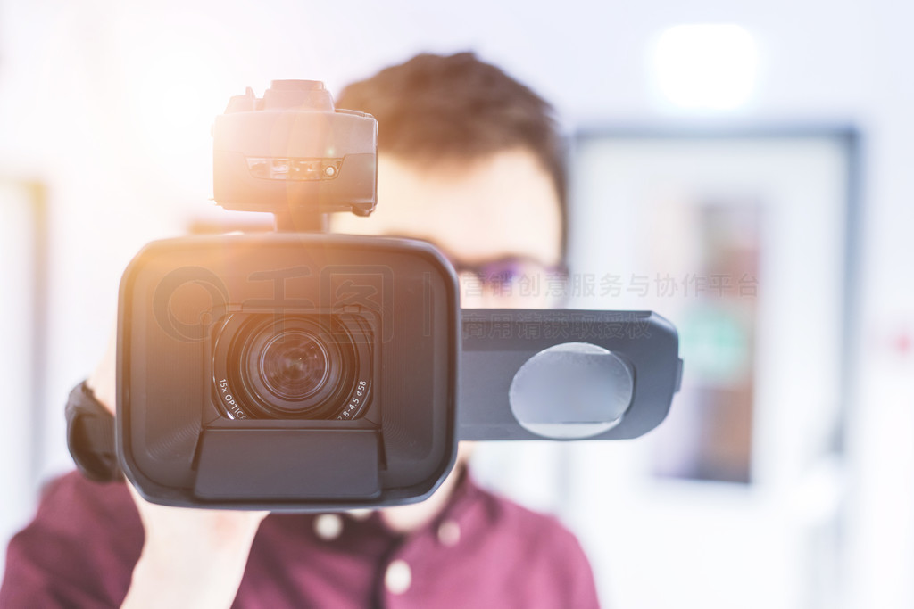 鏡頭背后的藝術 專業攝像師與他的光影世界